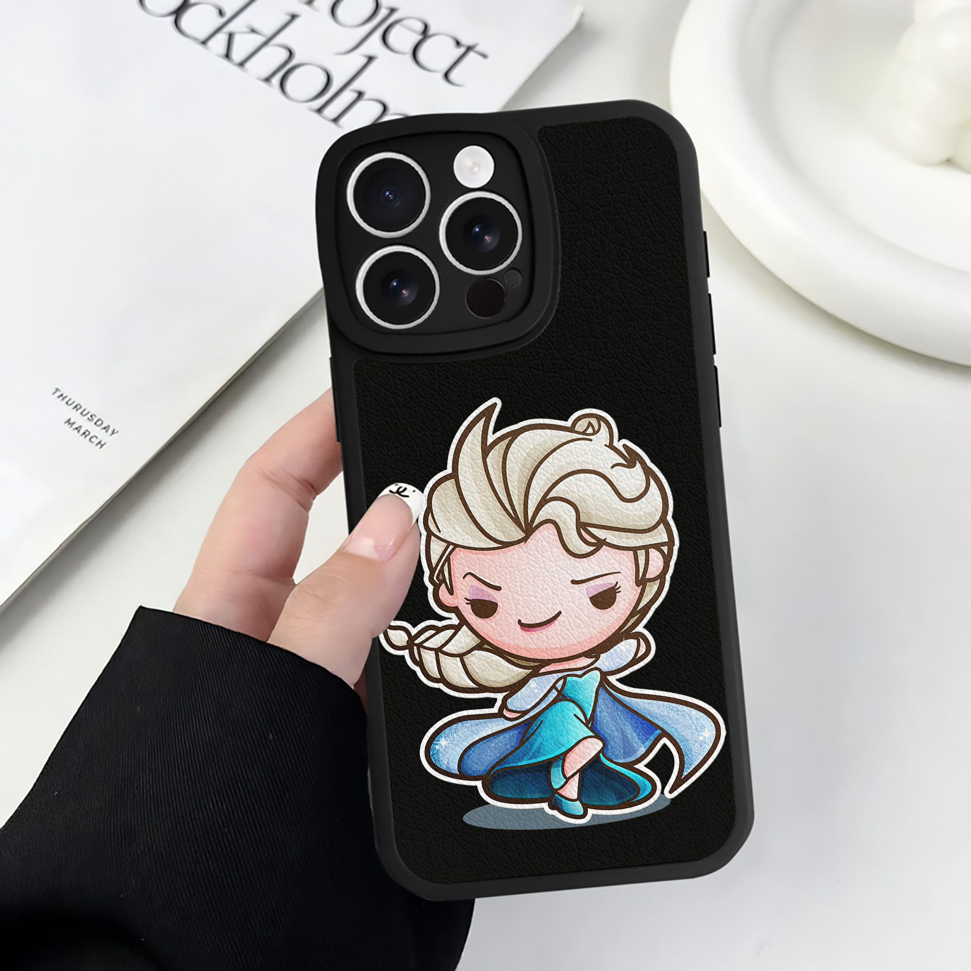 （画像用） アナと雪の女王 アンナ エルサ Frozen Anna Elsa 【iPhone 16シリーズ対応】シリコンスマホケース（レザー調） 材質：シリコン